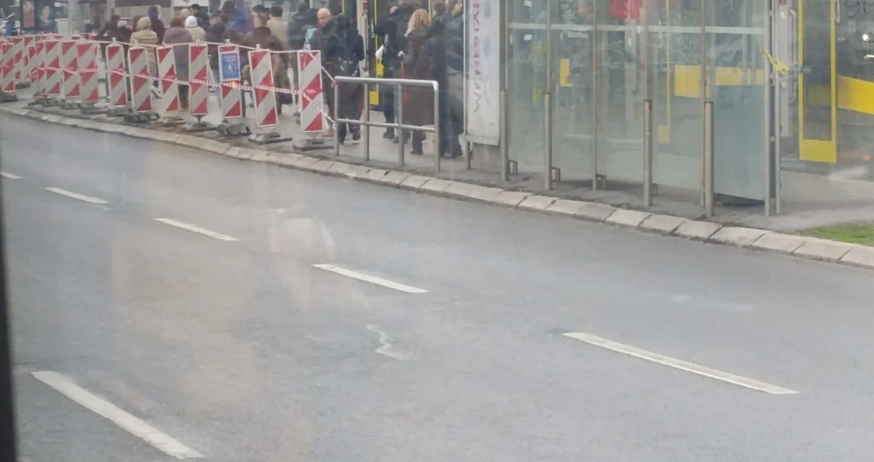 Tramvajska stanica, tramvajsko stajali&scaron;te, Zemaljski muzej, nesreća, tramvaj, jutro poslije nesreće/Čitatelj