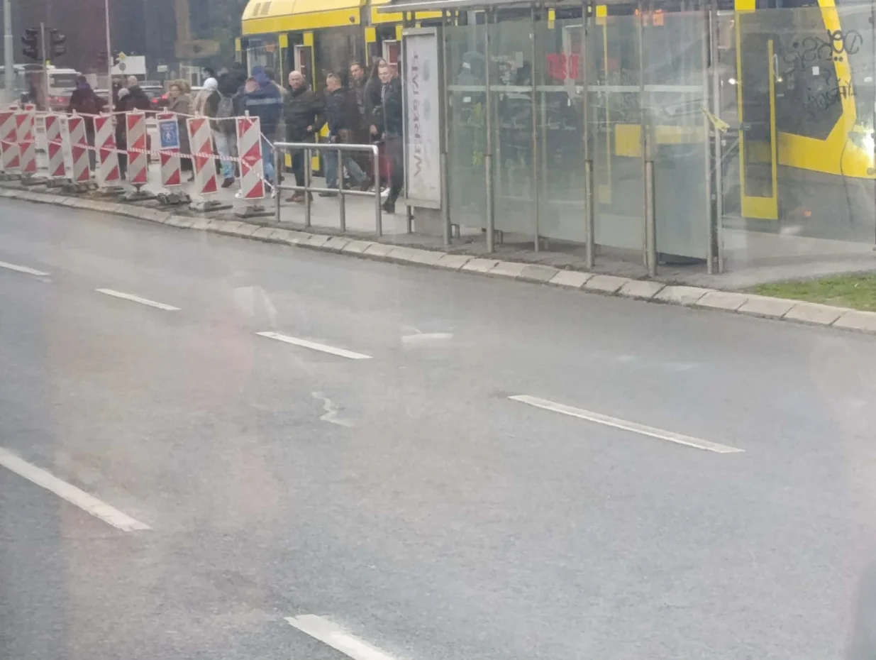 Tramvajska stanica, tramvajsko stajali&scaron;te, Zemaljski muzej, nesreća, tramvaj, jutro poslije nesreće/Čitatelj