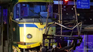 Uklonjen tramvaj sa ceste i šina nakon teške saobraćajne nesreće/Damir Deljo