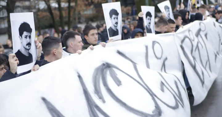 Okupljanje građana na mjestu nesreće u Sarajevu/Damir Deljo