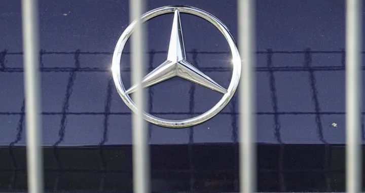 epa10266734 A Mercedes-Benz logo at car dealer Autodom autosalon in Moscow, Russia, 26 October 2022. Mercedes sold its plant in the Moscow region and property to his dealer of the Avtodom Group. The car producer estimated its assets in the Russian Federation at two billion Euro. Deliveries of cars selling above 50,000 euro from the EU and all cars from the United States to Russia are prohibited by sanctions in March 2022. Mercedes has become the third manufacturer in the passenger car industry to leave the Russian market. Prior to that, Renault and Nissan had sold their assets and left it. EPA/YURI KOCHETKOV EPA-EFE/YURI KOCHETKOV/Yuri Kochetkov