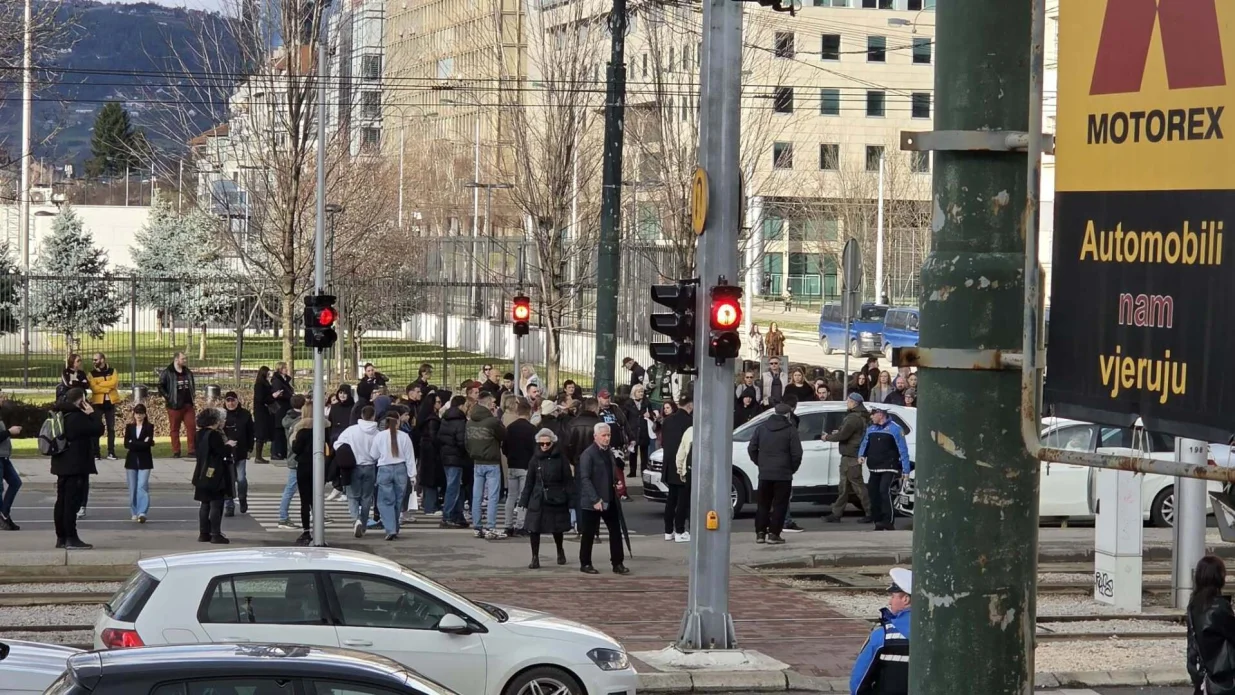 Građani blokirali raskrsnicu kod Zemaljskog muzeja: transparentima i potpunom obustavom saobraćaja traže odgovornost/Nedim Fetahović