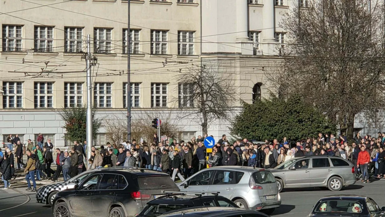 Građani blokirali raskrsnicu kod Zemaljskog muzeja: transparentima i potpunom obustavom saobraćaja traže odgovornost/Nedim Fetahović