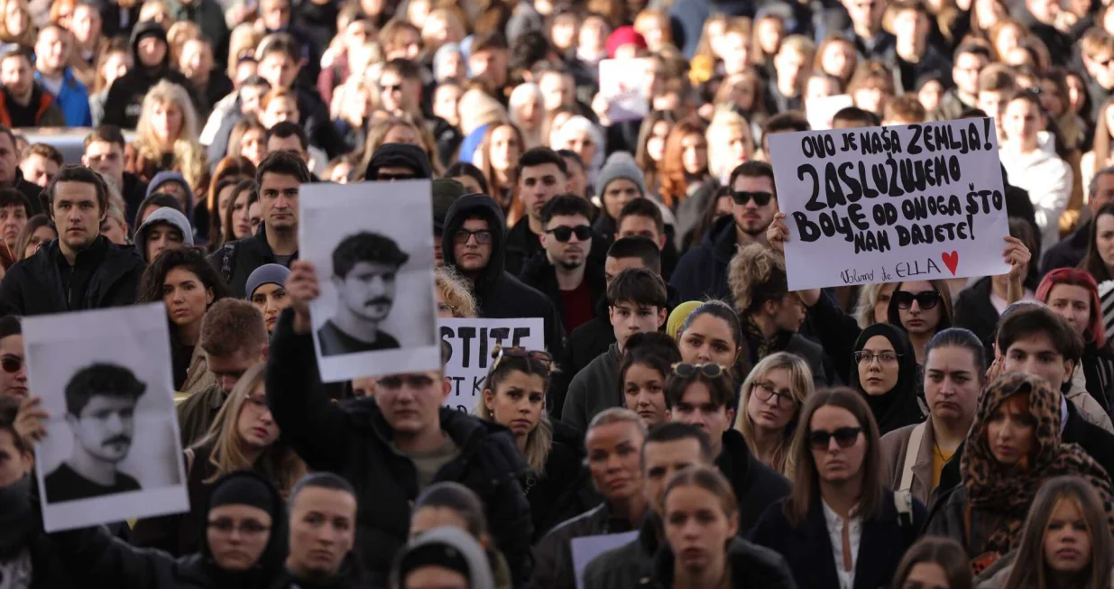 Sarajevo stalo kod Zemaljskog muzeja: hiljade građana na ulici, minut &scaron;utnje za Erdoana i poruke vlastima KS/Senad Gubelić