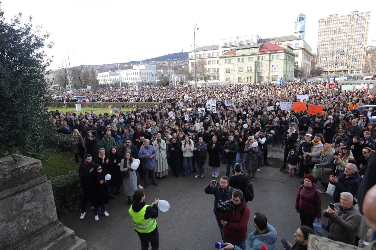 Sarajevo stalo kod Zemaljskog muzeja: hiljade građana na ulici, minut &scaron;utnje za Erdoana i poruke vlastima KS/Senad Gubelić