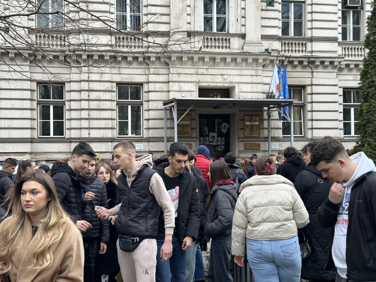 Protest ispred zgrade Vlade KS/Amir Papić