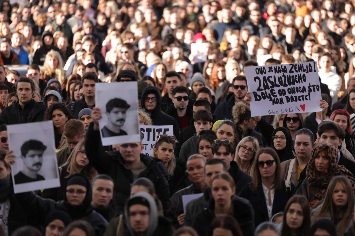 Okupljeni na protestu/Senad Gubelić