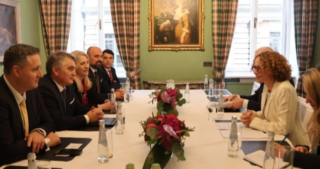 Članovi Predsjedni&scaron;tva BiH sa Radmilom &Scaron;ekerinskom/