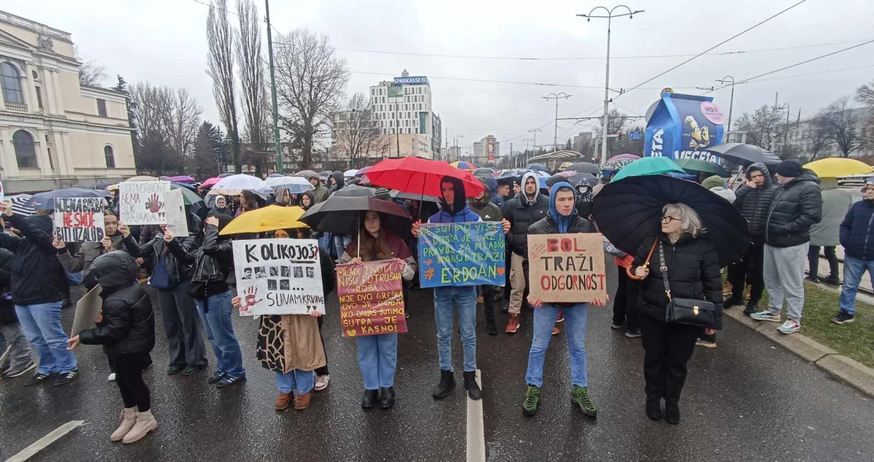 Građani ponovo na ulicama: Blokiran saobraćaj kod Zemaljskog muzeja/Senad Gubelić