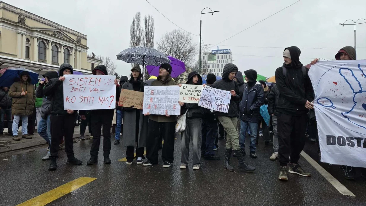 SARAJEVO PONOVO NA ULICAMA: Fatiha za Erdoana, poruke "Bol traži odgovornost", Hitna pomoć intervenisala/Nedim Fetahović