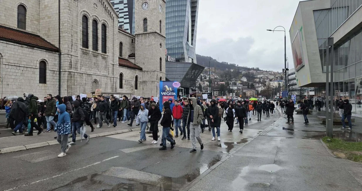 kolona krenula prema vojnoj bolnici/Nedim Fetahović