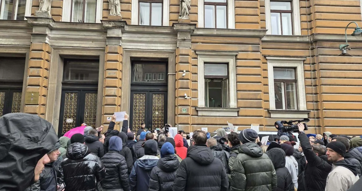 "ADNANE NISI SAM" ODJEKUJE SARAJEVOM: Kolona stigla pred Kantonalni sud, građani pro&scaron;li Predsjedni&scaron;tvo/Nedim Fetahović