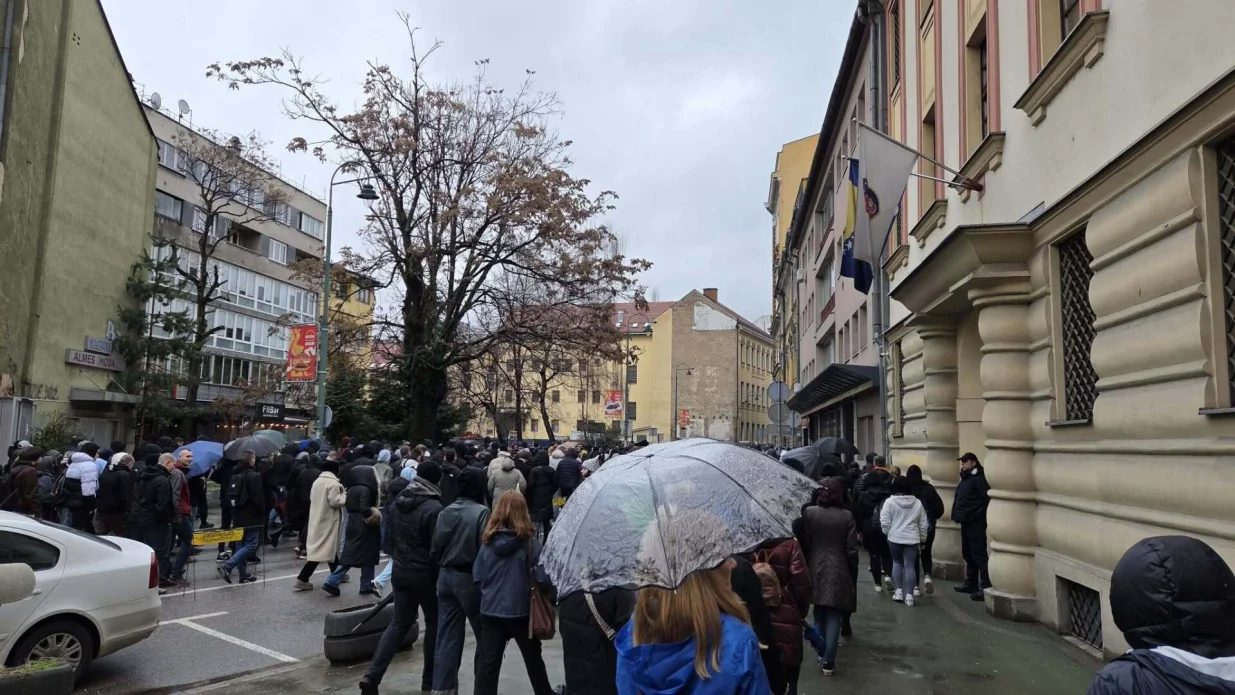 "ADNANE NISI SAM" ODJEKUJE SARAJEVOM: Kolona stigla pred Kantonalni sud, građani pro&scaron;li Predsjedni&scaron;tvo/Nedim Fetahović