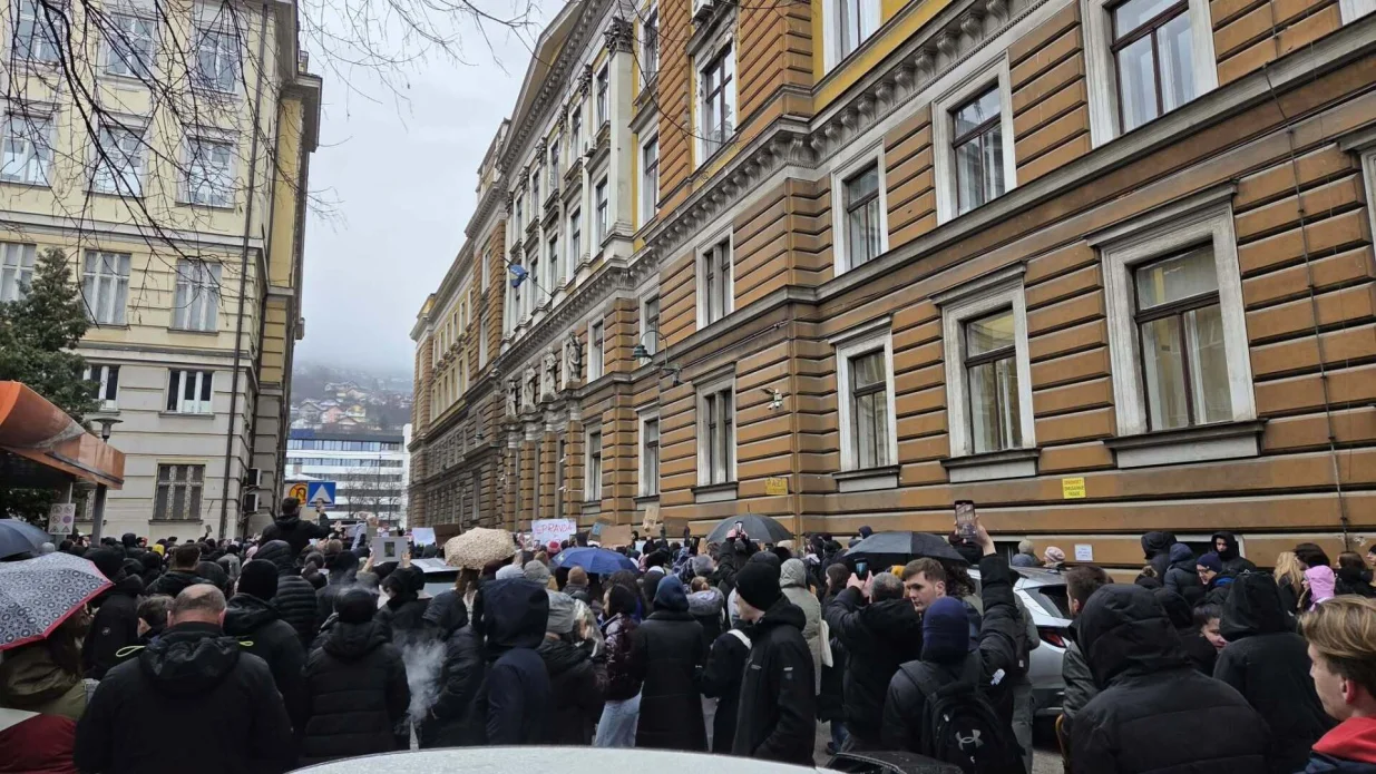 "ADNANE NISI SAM" ODJEKUJE SARAJEVOM: Kolona stigla pred Kantonalni sud, građani pro&scaron;li Predsjedni&scaron;tvo/Nedim Fetahović