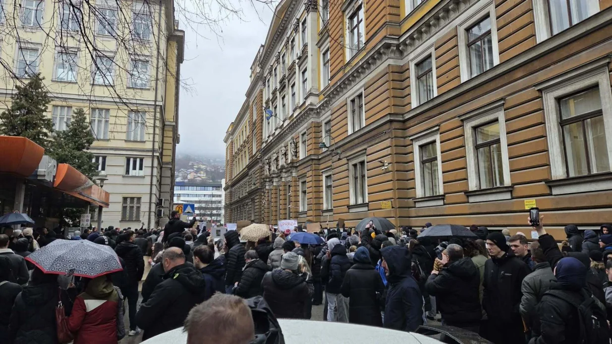 "ADNANE NISI SAM" ODJEKUJE SARAJEVOM: Kolona stigla pred Kantonalni sud, građani pro&scaron;li Predsjedni&scaron;tvo/Nedim Fetahović