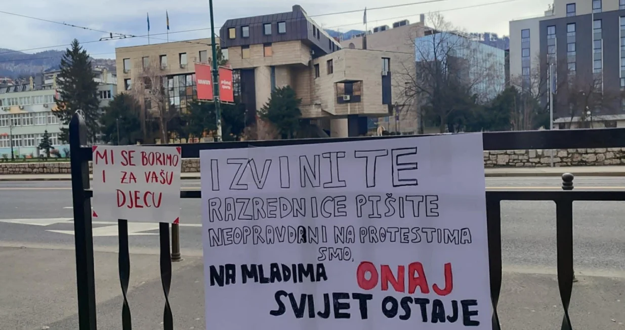 Četvrti dan protesta u SarajevuNaslov: Gimnazijalci su se na simpatičan način izvinili razrednici/