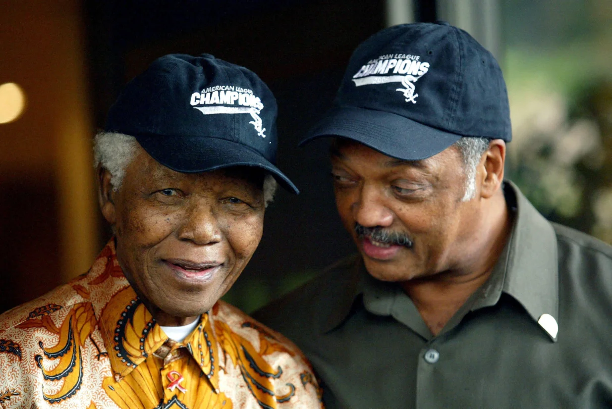FILE PHOTO: Former South African President Nelson Mandela (L) and U.S. civil rights activist Reverend Jesse Jackson (R) at a news conference in Johannesburg October 26, 2005. REUTERS/File Photo/Str New