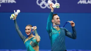 Milano Cortina 2026 Olympics - Figure Skating - Pair Skating - Victory Ceremony - Milano Ice Skating Arena, Milan, Italy - February 16, 2026. Silver medalists Anastasiia Metelkina of Georgia and Luka Berulava of Georgia celebrate on the podium REUTERS/Yara Nardi/Foto: Yara Nardi