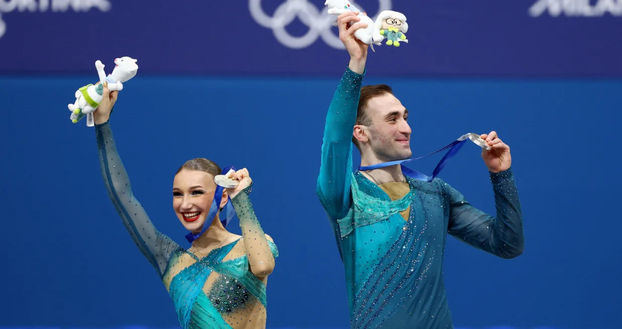 Milano Cortina 2026 Olympics - Figure Skating - Pair Skating - Victory Ceremony - Milano Ice Skating Arena, Milan, Italy - February 16, 2026. Silver medalists Anastasiia Metelkina of Georgia and Luka Berulava of Georgia celebrate on the podium REUTERS/Yara Nardi/Foto: Yara Nardi