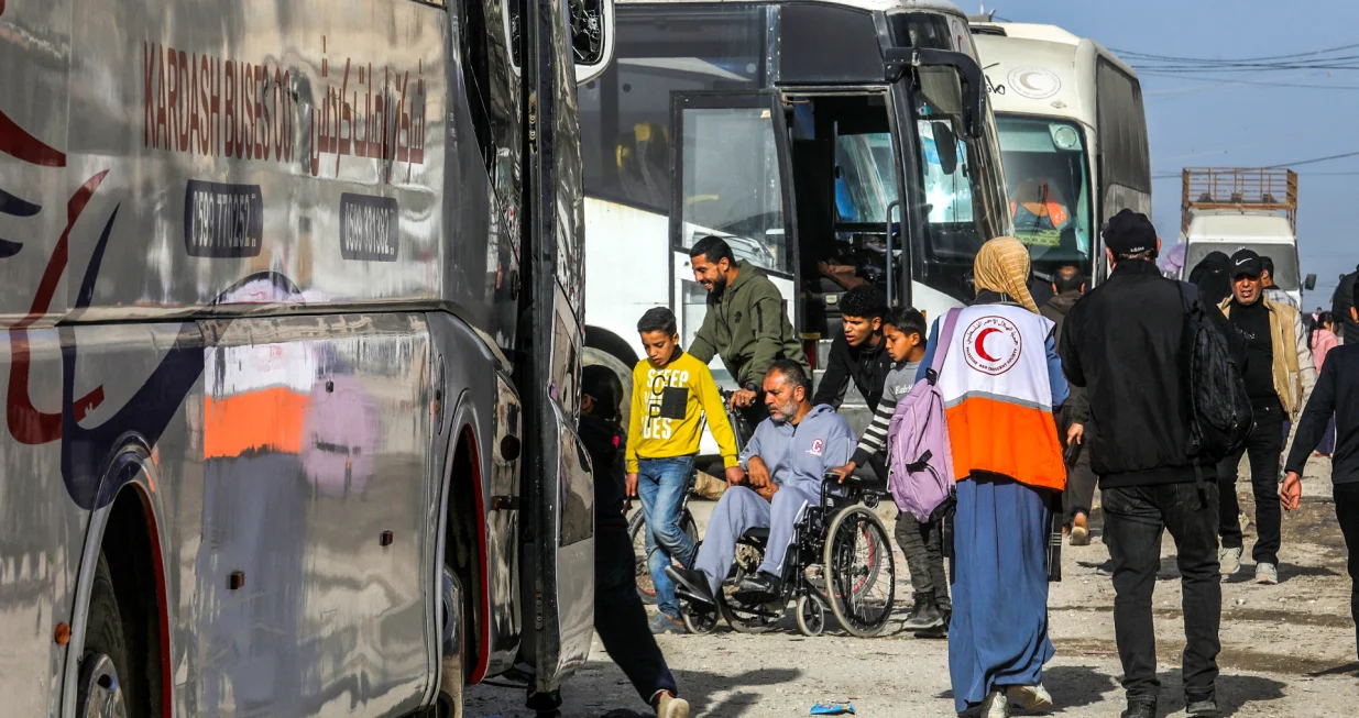 KHAN YUNIS, GAZA - 8. FEBRUAR: Grupa pacijenata i ranjenih iz bolnice Crvenog križa, u pratnji njihovih njegovatelja, kreće autobusima iz Khan Younisa prema graničnom prelazu Rafah radi evakuacije. (Abed Rahim Khatib - Anadolu Agency)/