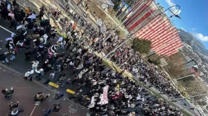 Kolona građana ide kroz Alipašinu ulicu//