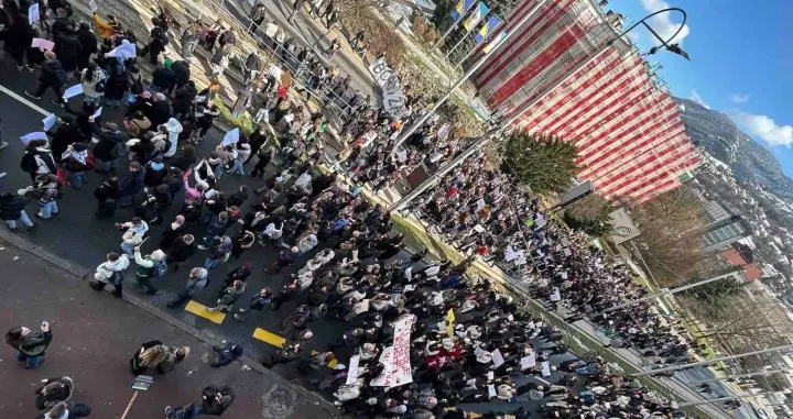 Kolona građana ide kroz Alipa&scaron;inu ulicu//