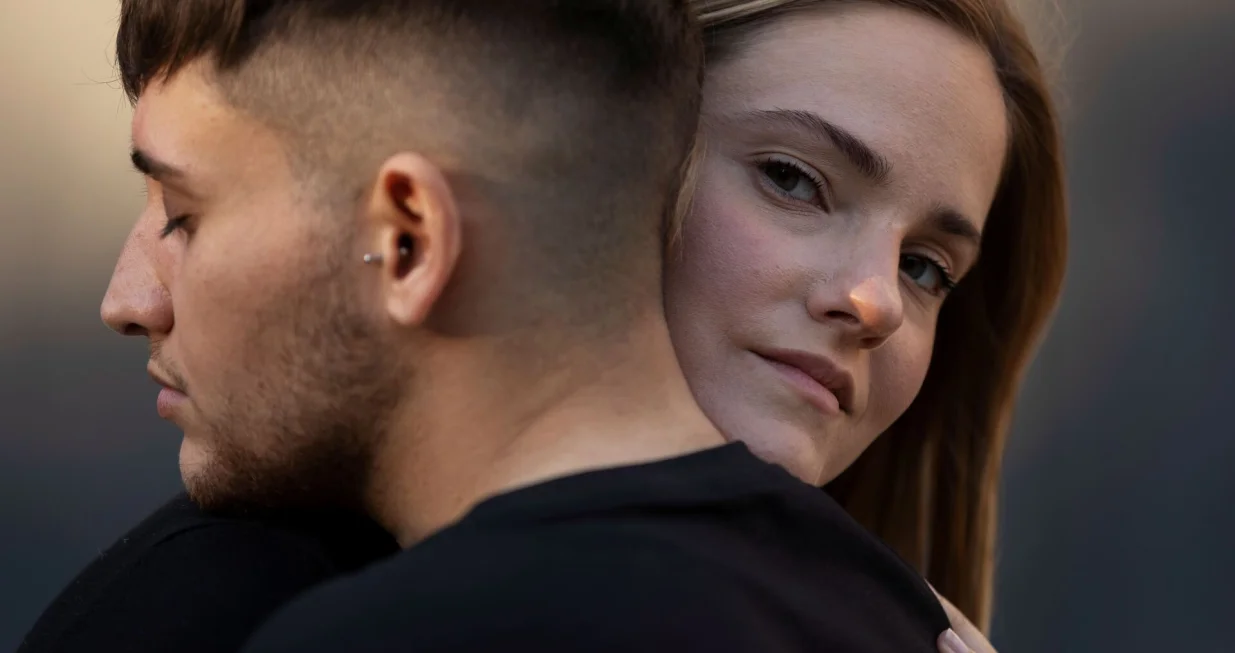 Naučnici otkrivaju kako manipulatori koriste dodir da bi vas kontrolisali//