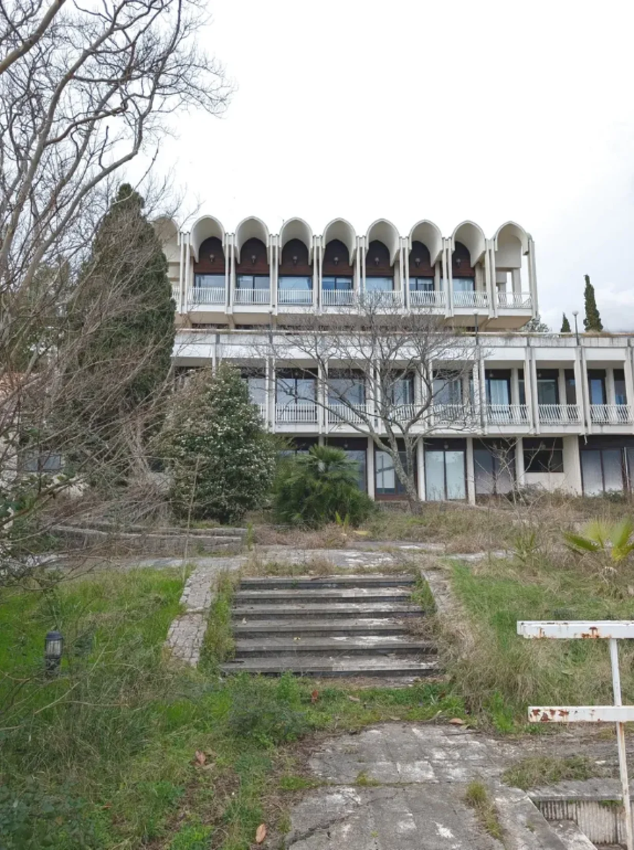 Titova vila, Lovćenka, Meljine u Herceg Novom/Reddit