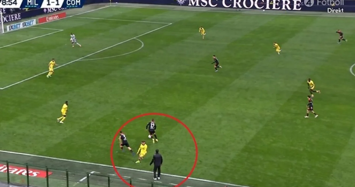 Cesc Fabregas i Alexis Saelemaekers/Foto: 