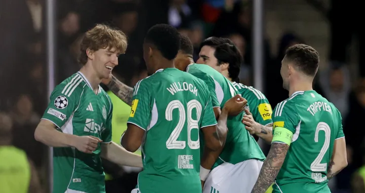 Soccer Football - UEFA Champions League - Play Off - First Leg - Qarabag v Newcastle United - Tofiq Bahramov Stadium, Baku, Azerbaijan - February 18, 2026 Newcastle United's Anthony Gordon celebrates scoring their first goal with teammates REUTERS/Aziz Karimov/Foto: Aziz Karimov
