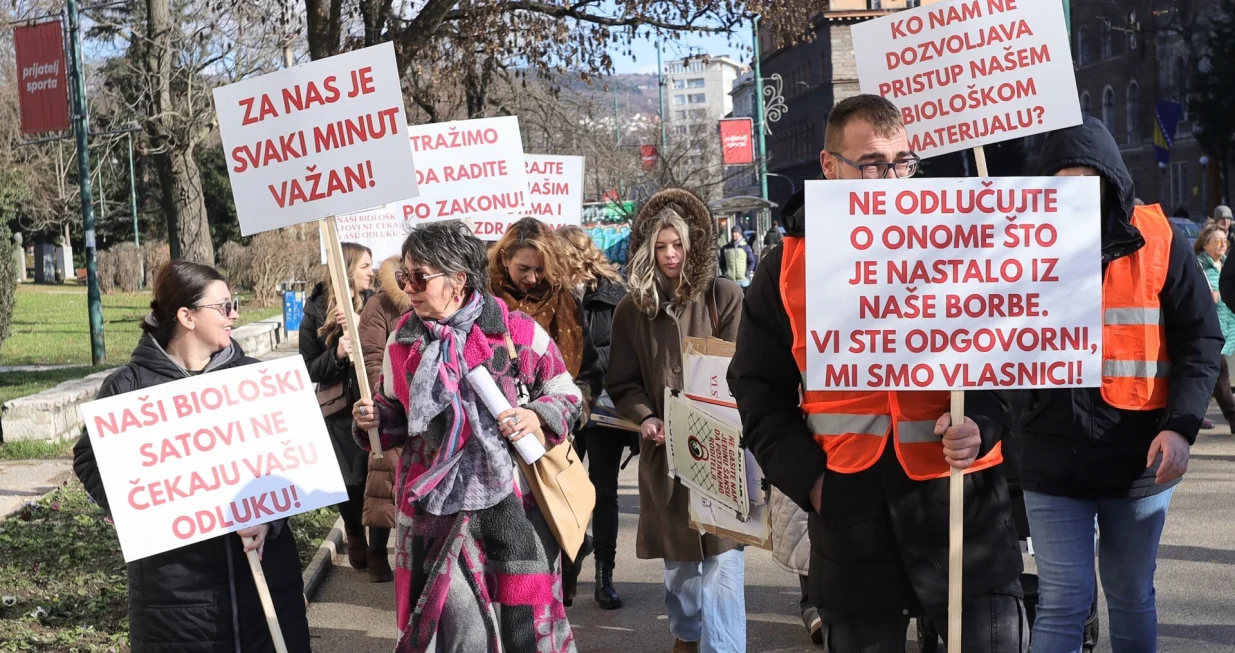 Protesti grupe pacijenata o&scaron;tećenih zatvaranjem klinike northwestern medical center u sarajevu ispred higijenskog zavoda/Senad Gubelić