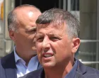 Lider Liste za pravdu i red Neboj&scaron;a Vukanović pres ispred zgrade Delegacije Evropske unije u Bosni i Hercegovini/Senad Gubelić