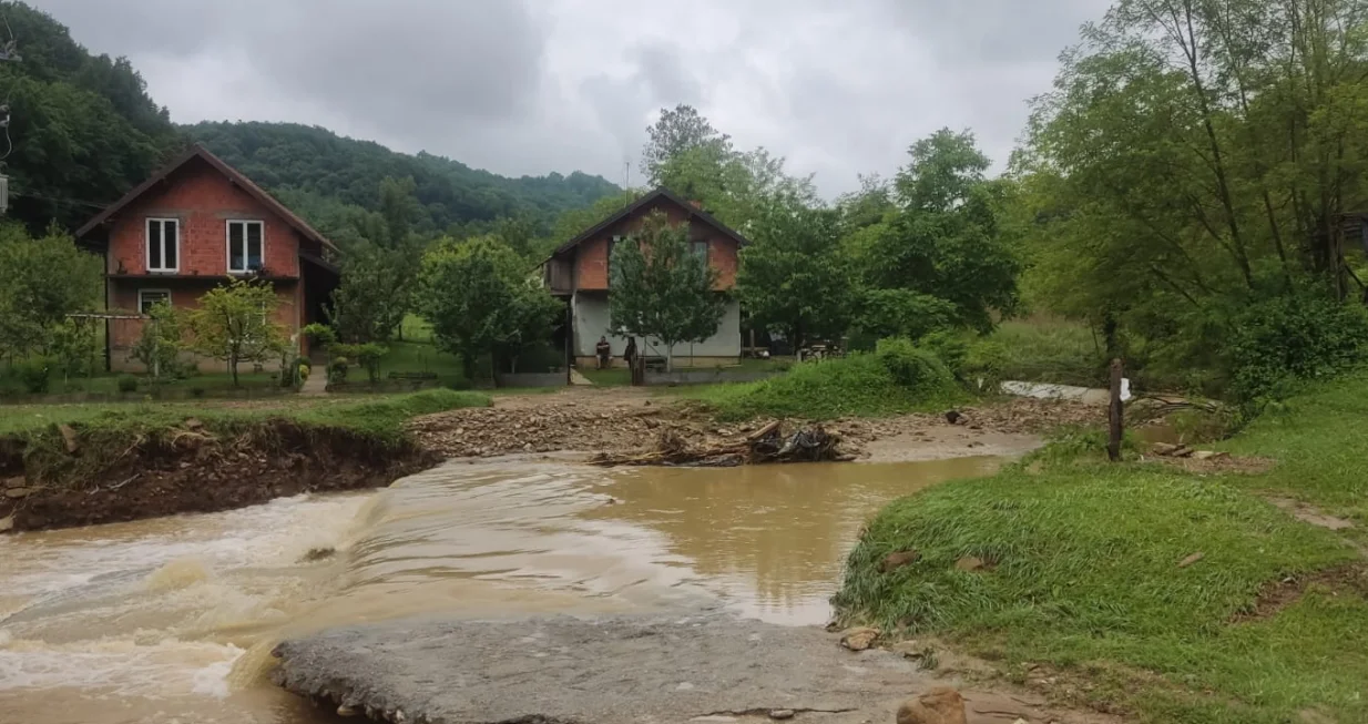 Uslijed obilnih padavina koje su u utorak zahvatile područje općine Čelić u večernjim satima do&scaron;lo je do izlijevanja svih vodotoka/Anadolija/Vedran Bosnjak