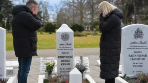 Na glavnom gradskom groblju u Hanau, pored mezara svog sina, Dijanu i Armina Kurtovića zatekao je novinar Bato &Scaron;i&scaron;ić/Screenshot