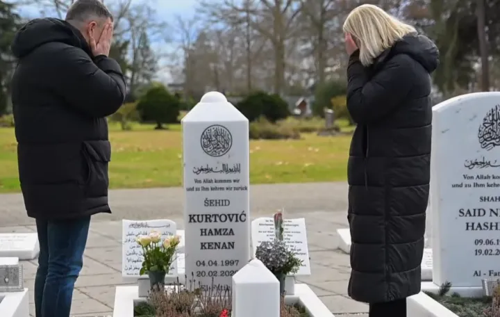 Na glavnom gradskom groblju u Hanau, pored mezara svog sina, Dijanu i Armina Kurtovića zatekao je novinar Bato &Scaron;i&scaron;ić/Screenshot