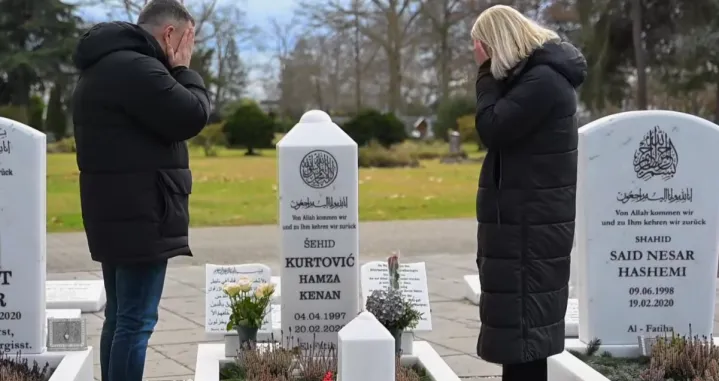 Na glavnom gradskom groblju u Hanau, pored mezara svog sina, Dijanu i Armina Kurtovića zatekao je novinar Bato &Scaron;i&scaron;ić/Screenshot
