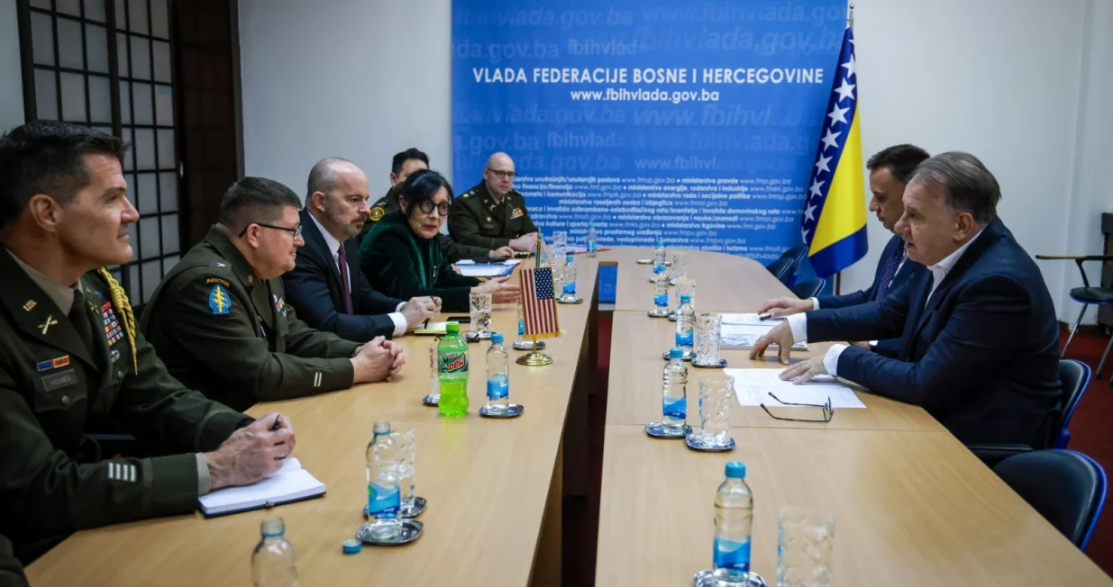 Premijer Federacije BiH Nermin Nik&scaron;ić i federalni ministar energije, rudarstva i industrije Vedran Lakić sastali su se sa otpravnikom poslova Ambasade Sjedinjenih Američkih Država u Bosni i Hercegovini Johnom Ginkelom i brigadnim generalom Chrisom A. McKinneyjem, zamjenikom direktora za strategiju, planove i politiku u Komandi američkih snaga za Evropu (USEUCOM)./