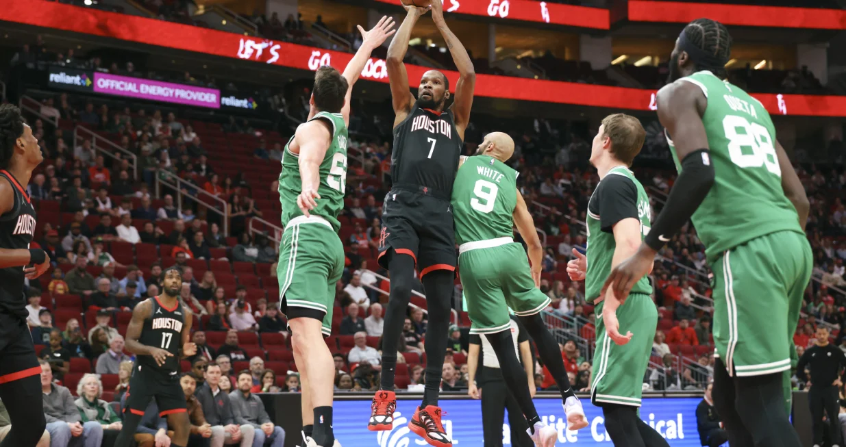 Feb 4, 2026; Houston, Texas, USA; Houston Rockets forward Kevin Durant (7) shoots the ball as Boston Celtics center Luka Garza (52) defends during the first quarter at Toyota Center. Mandatory Credit: Troy Taormina-Imagn Images/Foto: Troy Taormina