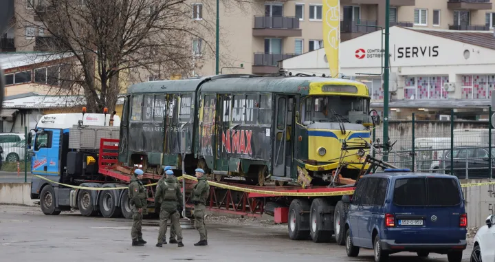 Tramvaj u krugu grasa/Senad Gubelić