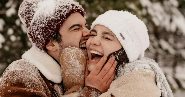Ljubavni par uživa u čarima zime/Pexels