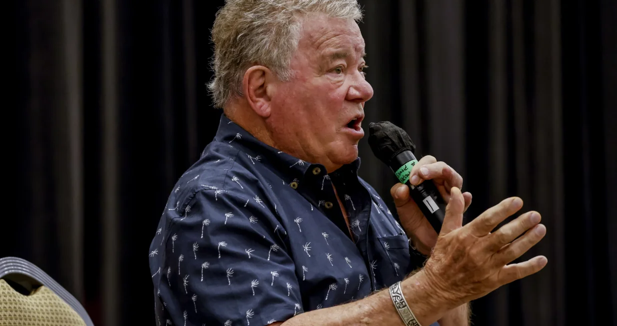 epa10158297 Canadian actor William Shatner participates in a discussion group at Dragon Con, the annual science fiction, pop culture and fantasy convention in Atlanta, Georgia, USA, 03 September 2022. Thousands of attendees returned to downtown Atlanta for the annual Labor Day Weekend gathering, which was canceled and then downsized during the height of the COVID-19 pandemic. EPA/ERIK S. LESSER/Erik S. Lesser