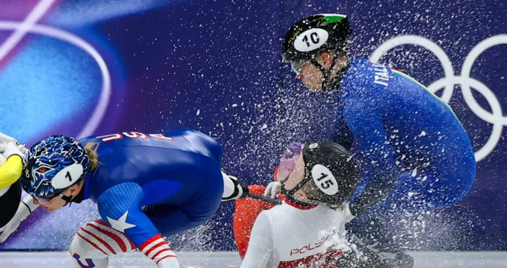 Milano Cortina 2026 Olympics - Short Track Speed Skating - Women's 1500m - Quarterfinals - Milano Ice Skating Arena, Milan, Italy - February 20, 2026. Kristen Santos-Griswold of United States, Kamila Sellier of Poland and Arianna Fontana of Italy fall during the Women's 1500m Quarterfinal 6 REUTERS/Claudia Greco/Foto: Claudia Greco