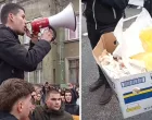 Divan gest na protestu u Sarajevu: nepoznati mu&scaron;karac podijelio kiflice učesnicima protesta//