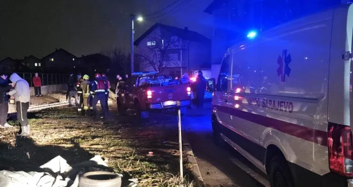 Akcija spa&scaron;avanja: Starija žena spa&scaron;ena nakon &scaron;to je upala u rijeku Dobrinja/Gss Novi Grad Sarajevo