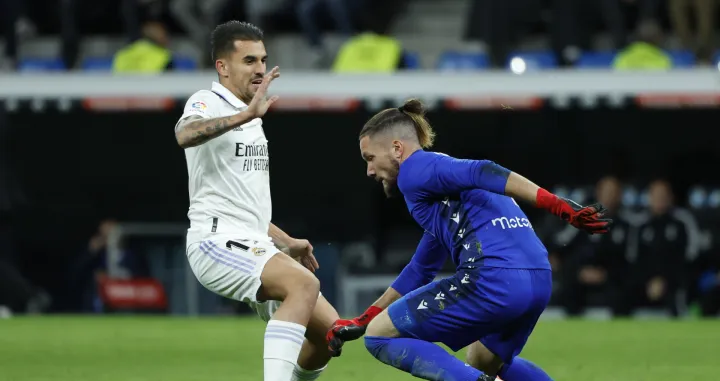 epa10298979 Real Madrid's Dani Ceballos (L) vies for the ball with Cadiz CF&acute;s goalkeeper Jeremias Ledesma (R) during the Spanish LaLiga soccer match between Real Madrid and Cadiz, in Madrid, Spain, 10 November 2022. EPA/Juanjo Martin/Foto: Juanjo Martin