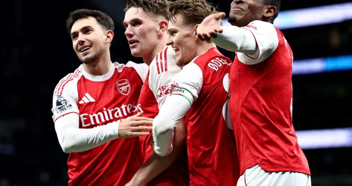 Soccer Football - Premier League - Tottenham Hotspur v Arsenal - Tottenham Hotspur Stadium, London, Britain - February 22, 2026 Arsenal's Viktor Gyokeres celebrates scoring their fourth goal with Martin Odegaard, Martin Zubimendi and Cristhian Mosquera REUTERS/David Klein EDITORIAL USE ONLY. NO USE WITH UNAUTHORIZED AUDIO, VIDEO, DATA, FIXTURE LISTS, CLUB/LEAGUE LOGOS OR 'LIVE' SERVICES. ONLINE IN-MATCH USE LIMITED TO 120 IMAGES, NO VIDEO EMULATION. NO USE IN BETTING, GAMES OR SINGLE CLUB/LEAGUE/PLAYER PUBLICATIONS. PLEASE CONTACT YOUR ACCOUNT REPRESENTATIVE FOR FURTHER DETAILS../Foto: David Klein