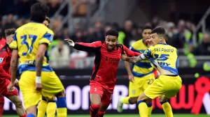 Soccer Football - Serie A - AC Milan v Parma - San Siro, Milan, Italy - February 22, 2026 AC Milan's Christopher Nkunku in action with Parma's Enrico Del Prato REUTERS/Daniele Mascolo/Foto: Daniele Mascolo
