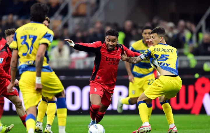 Soccer Football - Serie A - AC Milan v Parma - San Siro, Milan, Italy - February 22, 2026 AC Milan's Christopher Nkunku in action with Parma's Enrico Del Prato REUTERS/Daniele Mascolo/Foto: Daniele Mascolo