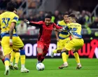 Soccer Football - Serie A - AC Milan v Parma - San Siro, Milan, Italy - February 22, 2026 AC Milan's Christopher Nkunku in action with Parma's Enrico Del Prato REUTERS/Daniele Mascolo/Foto: Daniele Mascolo