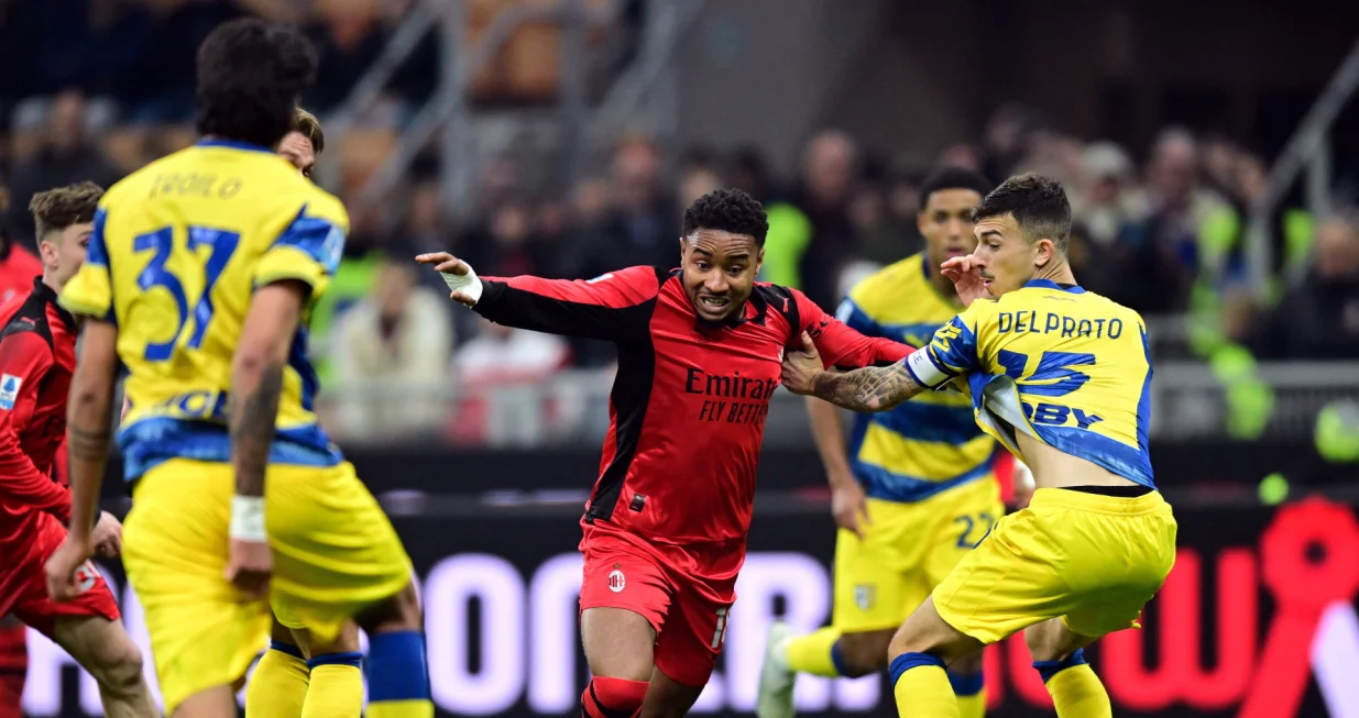 Soccer Football - Serie A - AC Milan v Parma - San Siro, Milan, Italy - February 22, 2026 AC Milan's Christopher Nkunku in action with Parma's Enrico Del Prato REUTERS/Daniele Mascolo/Foto: Daniele Mascolo